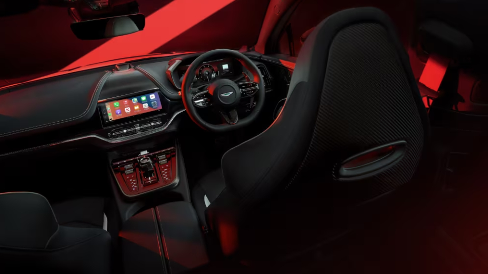 استون مارتین DBX S